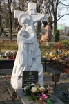 Fot. 34. Jedyna rzeźba na cmentarzu. Nagrobek Witolda i Marii  Lupińskich.