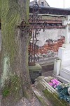 Fot. 25. Najstarszy nagrobek na cmentarzu. Krzyż Gryczyńskich