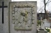 Fot. 13. Płaskorzeźba Jezusa klęczącego na ukwieconej łące na nagrobku Cz. Penkowskiego - jednego z najstarszych na cmentarzu.