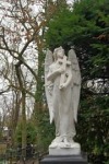 Fot. 36. Marmurowy anioł na grobie rodziny Domańskich.